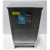 Image 1 : 25LB CAPACITY DOG FEEDER