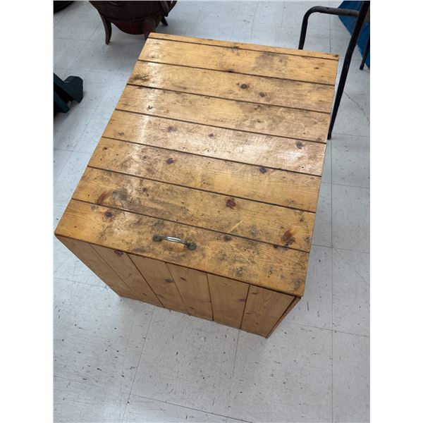 wood box w/hinged lid.