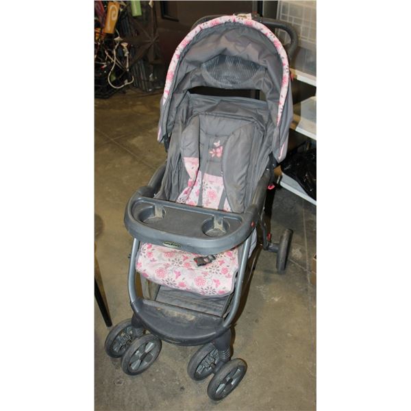 BABY TREND STROLLER, NEEDS A WASH
