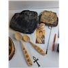 Image 3 : Plastic Bowls, Wooden Spoons, Wall Decor, Small Bag, Projection Lamp, Cross and Misc