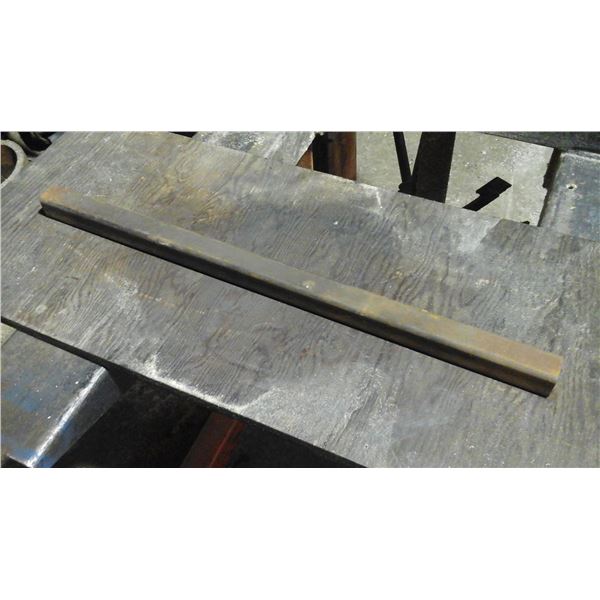 Tube  carré  1 1/4" × 1/8" × 24"