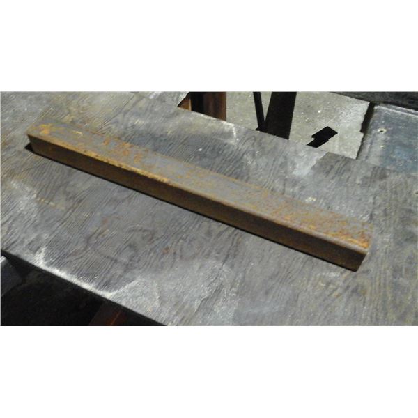 Tube  carré 1 3/4" × 1/8" × 19"