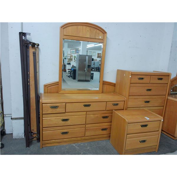 Oak Queen Bed w/Dresser/Mirror/Nightstand/High Boy Set