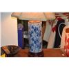 Image 2 : CHINESE BLUE & WHITE TABLE LAMP W/SHADE