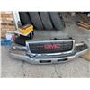 Image 1 : Front Bumper + Grill 2005 GMC Sierra