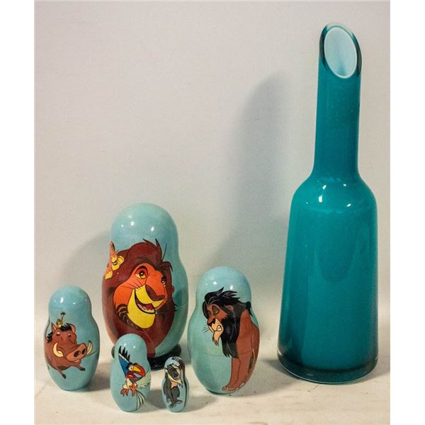 CASED GLASS VASE WITH LION KING NESTING DOLL SET