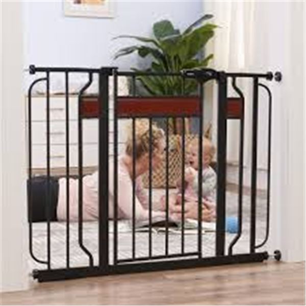 NEWLY ASSEMBLED REGALO HOME ACCENTS SAFETY GATE