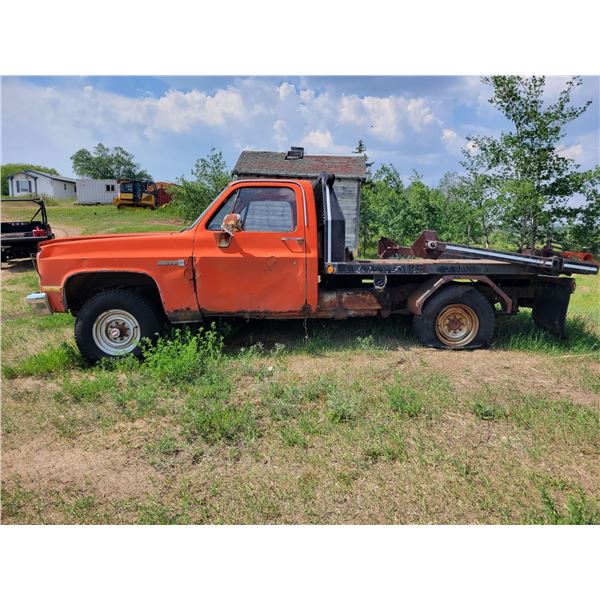 1996 GMC 2500 Sierra w/ 8ft hyd. bale deck. V8 w/ belt driven hyd. pump. VIN 2G1GK24M1G154086.