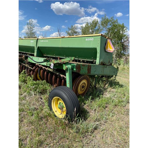 JD 9350 30ft hoe drill. 3 sections, fertilizer box, factory transport.