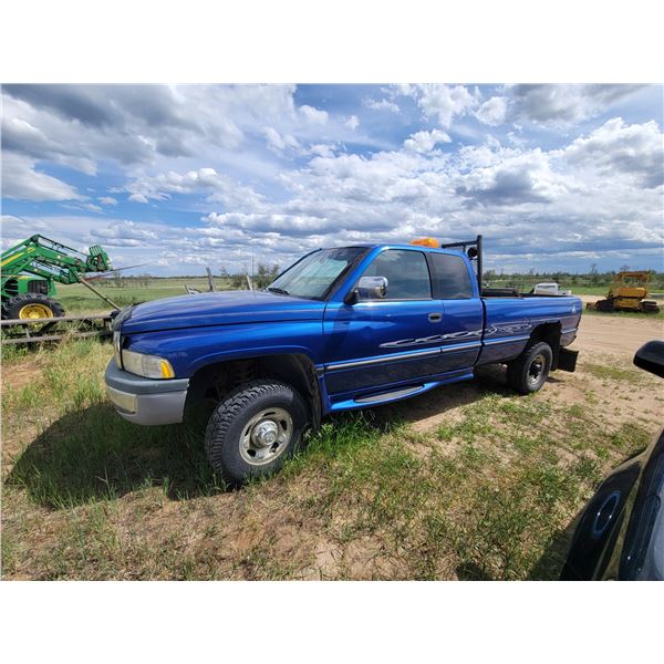 1997 Dodge Cummins diesel 4x4 extended cab.Auto,Headache rack,light, amber light. Trailer brake cont