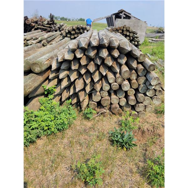 Bundle of 7ft posts, 3.5" posts ( appears to be full bundle) and assorted loose 8ft posts . Approx 2