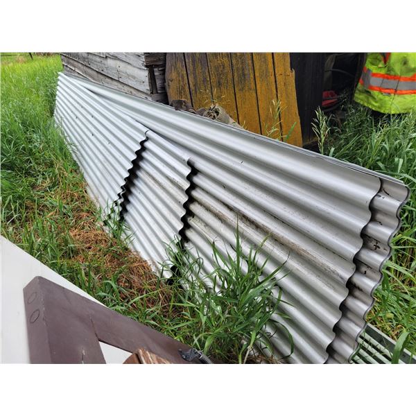 Qty  of aluminum siding. Approx 4- 24ft, 2-11ft, 1-13ft.