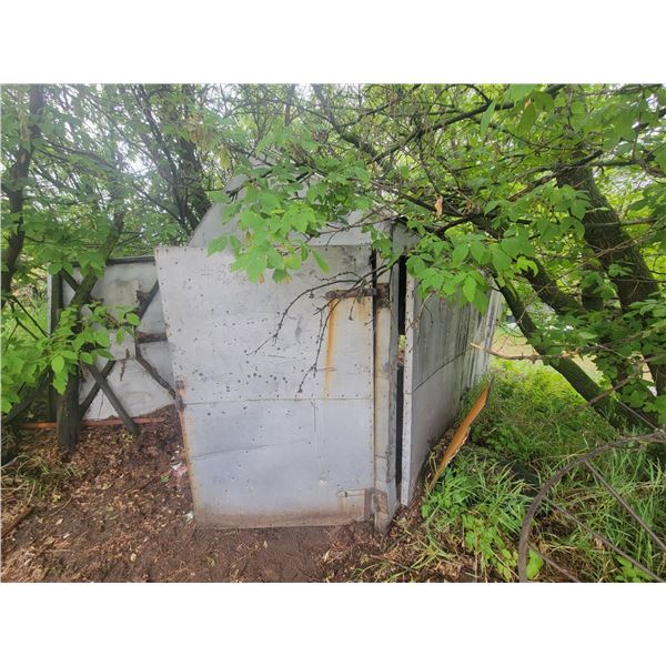 Tin building.Approx 8ft x 14ft.  Buyer to load out.