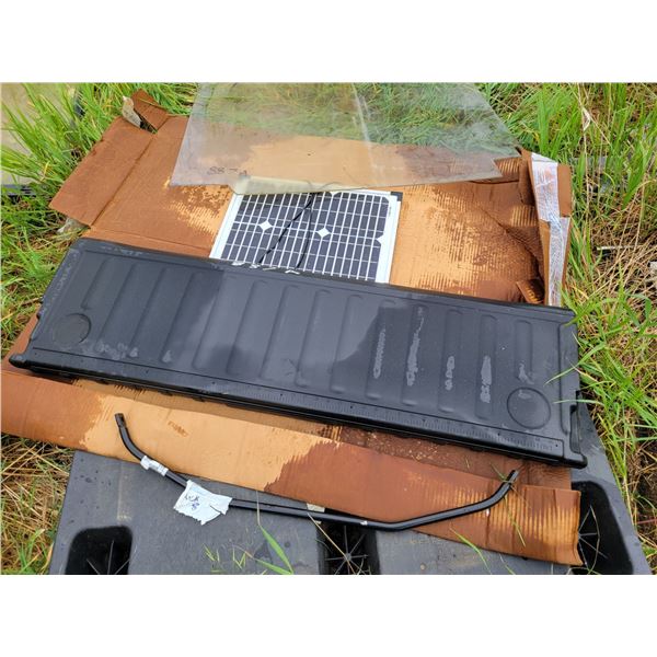 1 solar panel, and gator tail gate. As new.