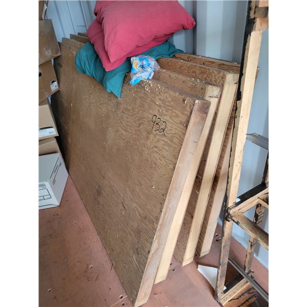 Approx 4 seacan dividiers, and pillows.