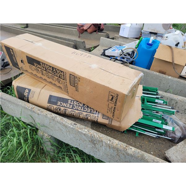 2 boxes of poly step in posts. Green, and black. As new.