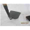 Image 4 : 2 Garden Hoes in Good Condition