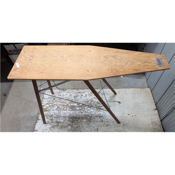 wooden colapsiable table (48"x32")