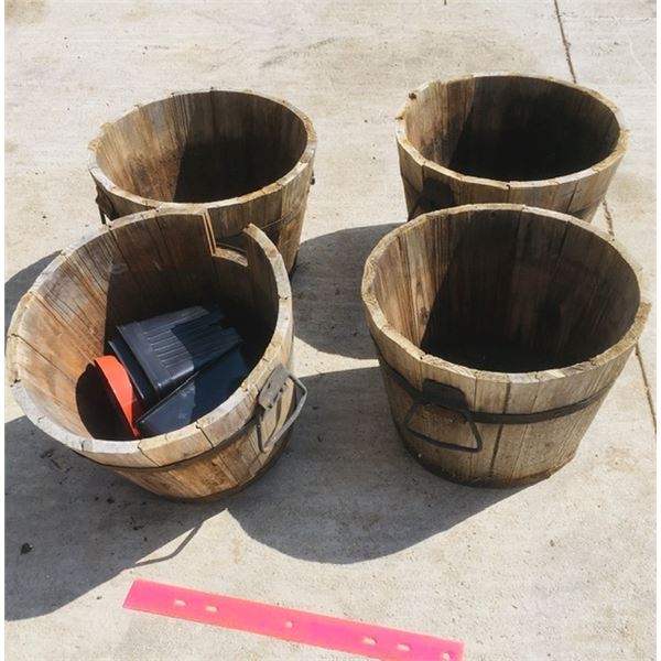 4 wood pots and plastic pots