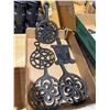 Image 1 : Cast-iron trivets