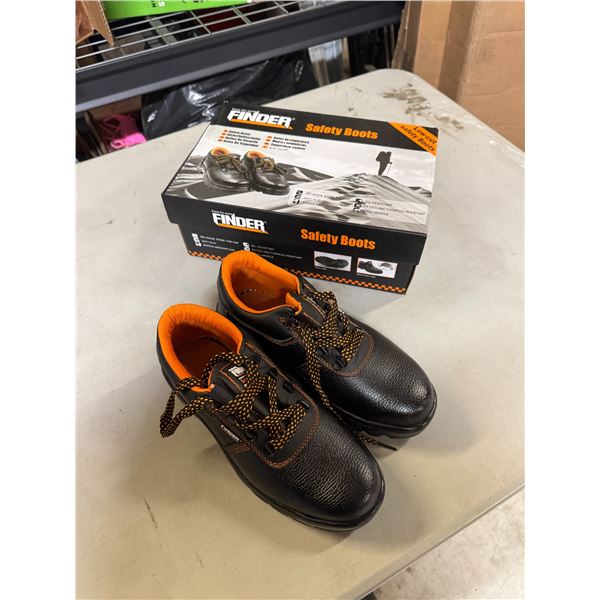 Safety boots size 7, new
