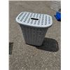 Image 1 : Laundry basket