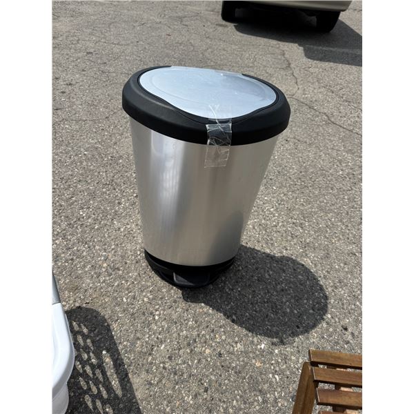 Step garbage can