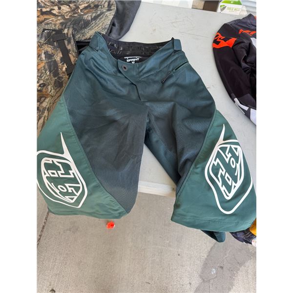 Size 32, Troy Lee design sprint shorts