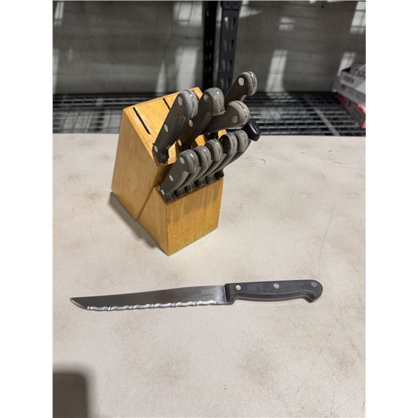 Knife block with knives