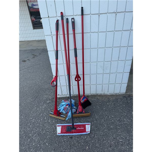 Vileda cleaning items, mops broom, etc.