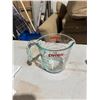 Image 1 : Pyrex measuring cup