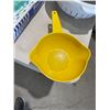 Image 1 : Tupperware strainer