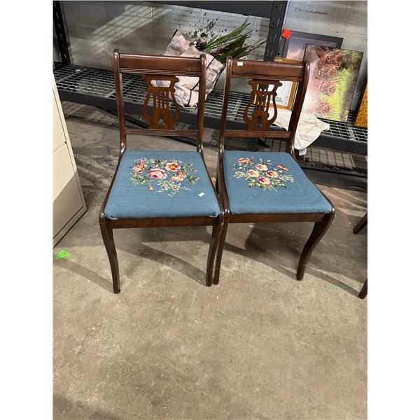 2 Petti point chairs