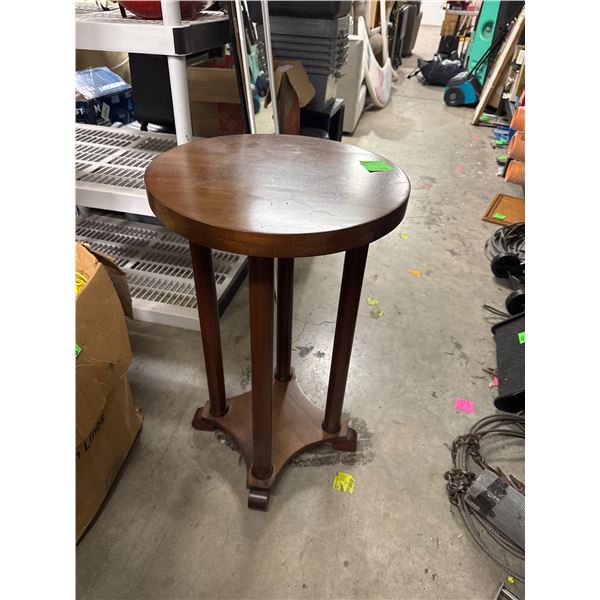 Pedistal table