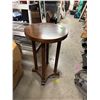 Image 1 : Pedistal table