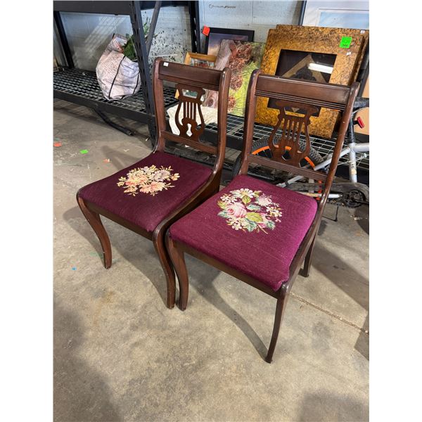 2 Petti point chairs