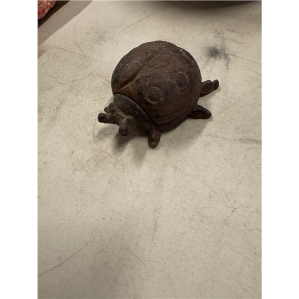 Cast-iron ladybug two-piece