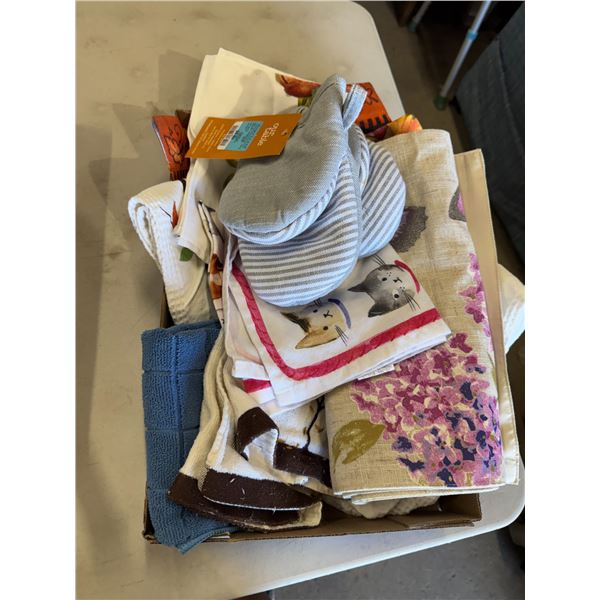 Kitchen linens and oven mitts