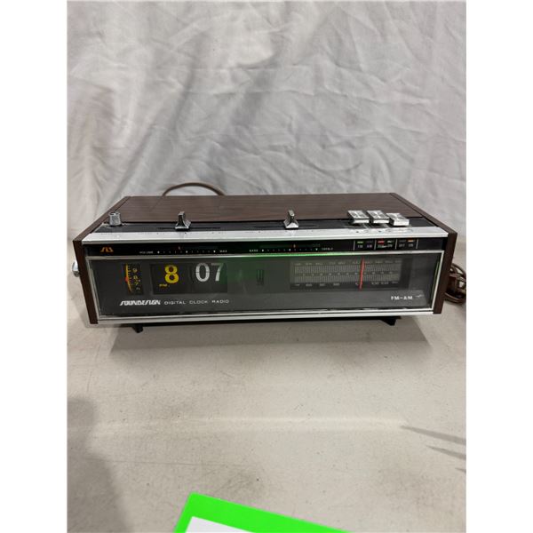 Vintage working Flip clock Radio