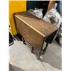 Image 2 : Antique gate Leg Table