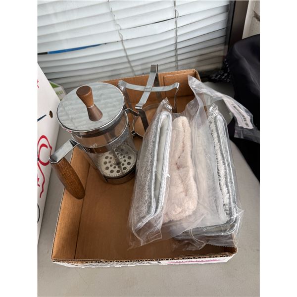 Coffee press and cleaning pads