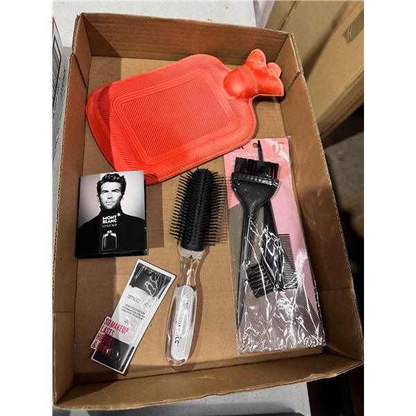 Die comb  brush and water bottle