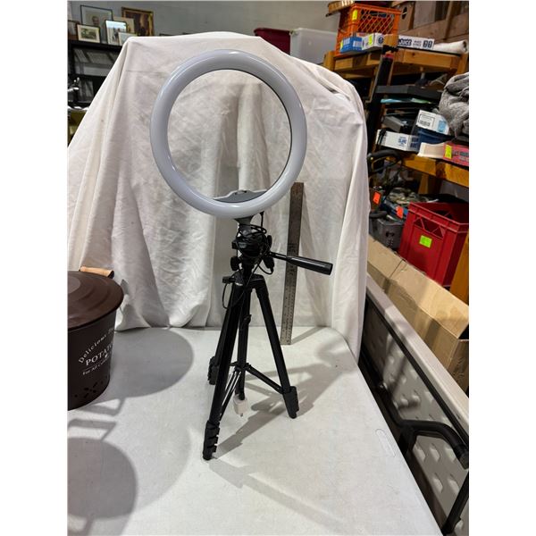Light ring on tripod not sure if it lights up
