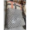 Image 1 : Throw cushions