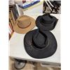 Image 1 : 3 Australian hats