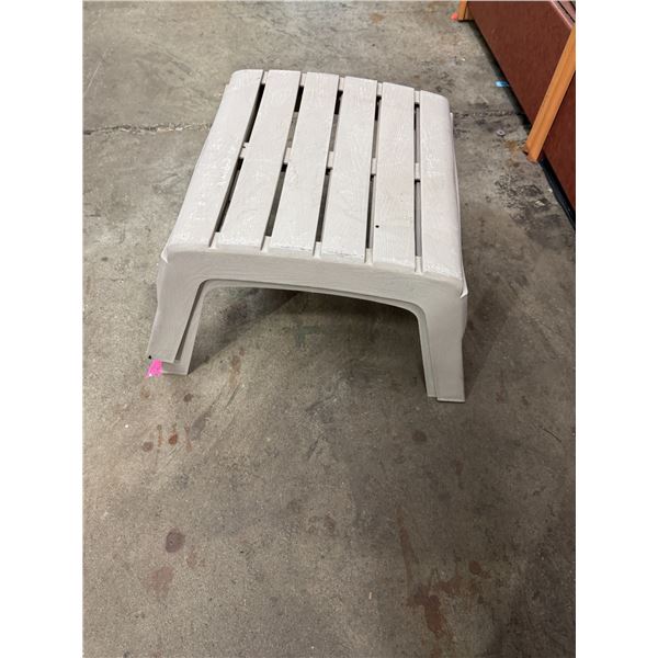 2 patio chair, Ottomans