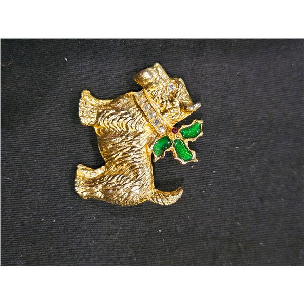 Scottish terrier. Missing 1 of 3 decorative berries