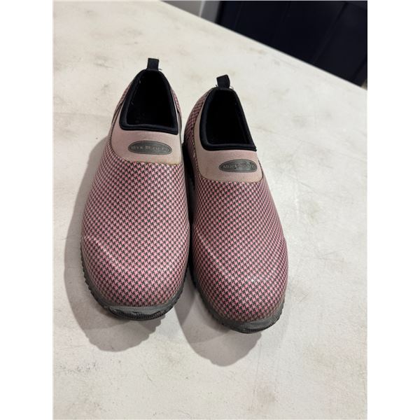 MUCK boot company women's nine, 9.5