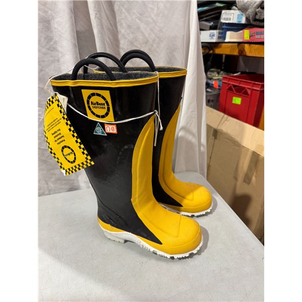 Boots 5  wide New steel Toed