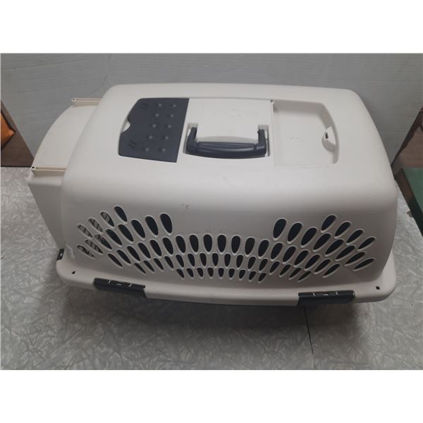 Petmate Plastic Travel Kvennel. (Height 13.5", Length 24", Breadth 15")